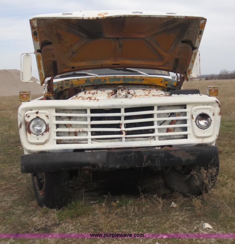 image for item F6637 1979 Ford F700 oil distribution truck