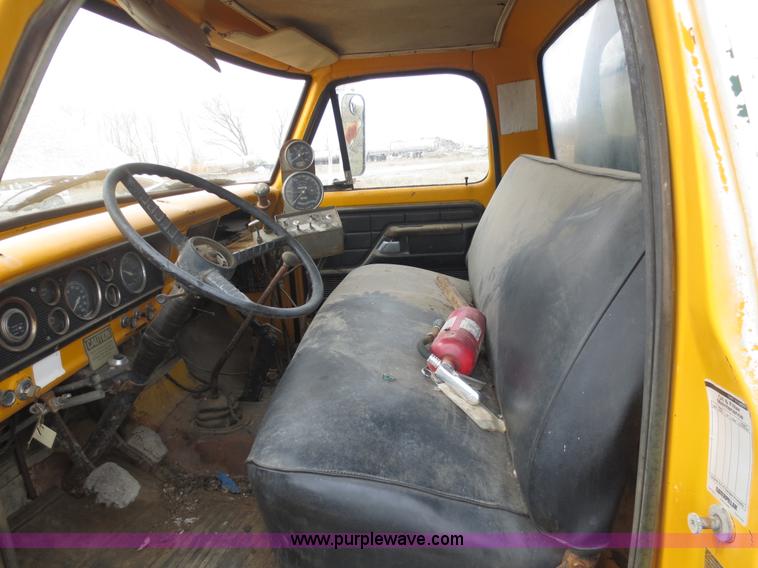 image for item F6637 1979 Ford F700 oil distribution truck