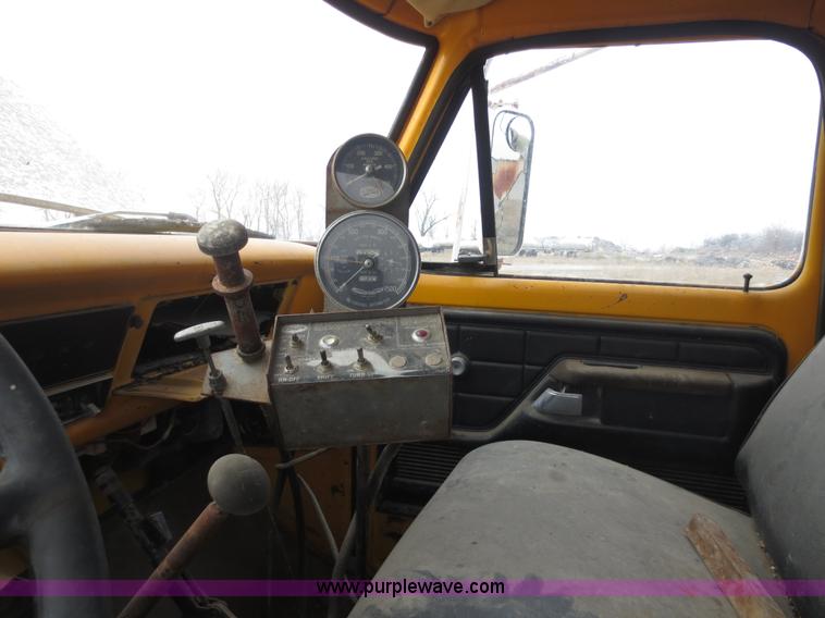image for item F6637 1979 Ford F700 oil distribution truck
