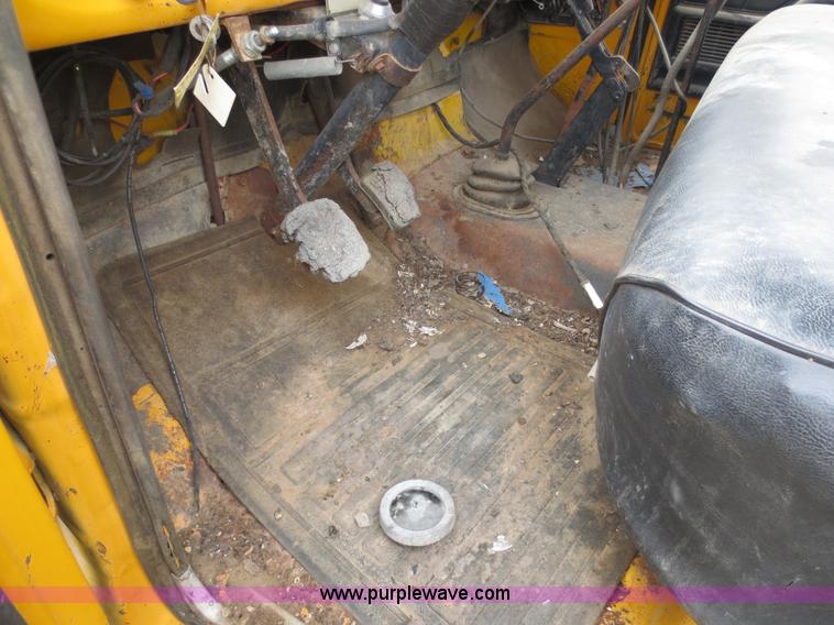 image for item F6637 1979 Ford F700 oil distribution truck