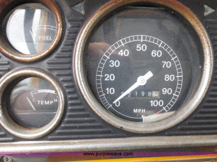 image for item F6637 1979 Ford F700 oil distribution truck