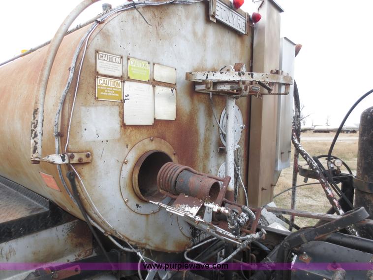 image for item F6637 1979 Ford F700 oil distribution truck