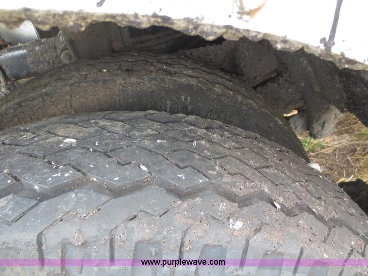 image for item F6637 1979 Ford F700 oil distribution truck