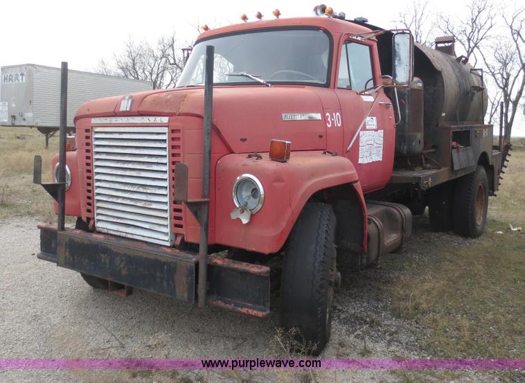 image for item F6639 1971 International 1910 oil distribution truck