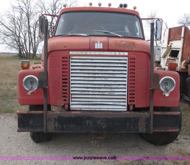 image for item F6639 1971 International 1910 oil distribution truck