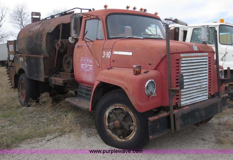 image for item F6639 1971 International 1910 oil distribution truck