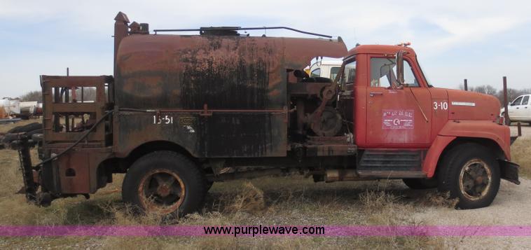 image for item F6639 1971 International 1910 oil distribution truck