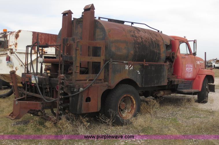 image for item F6639 1971 International 1910 oil distribution truck