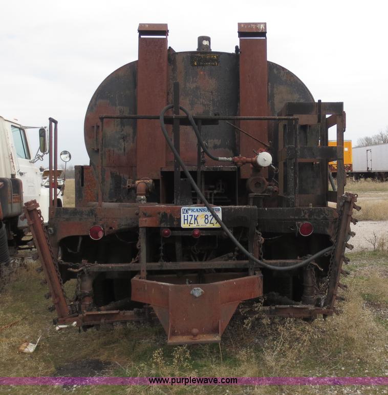 image for item F6639 1971 International 1910 oil distribution truck