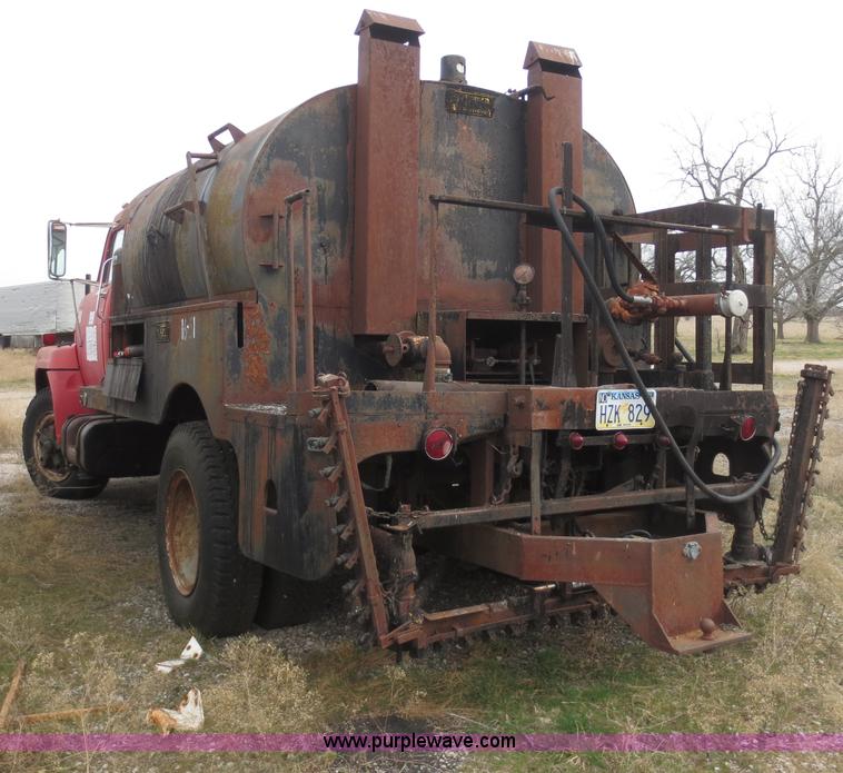 image for item F6639 1971 International 1910 oil distribution truck
