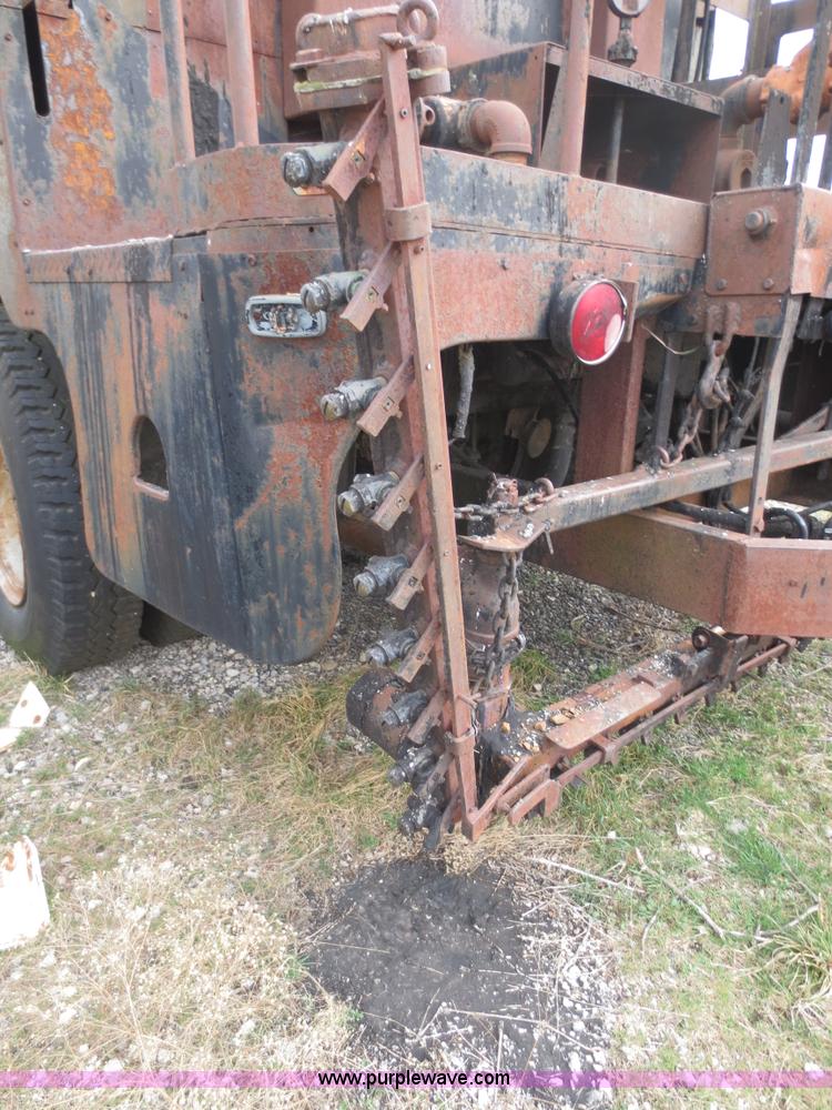 image for item F6639 1971 International 1910 oil distribution truck