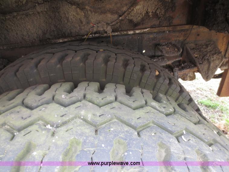 image for item F6639 1971 International 1910 oil distribution truck