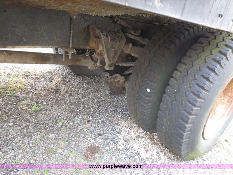 image for item F6639 1971 International 1910 oil distribution truck