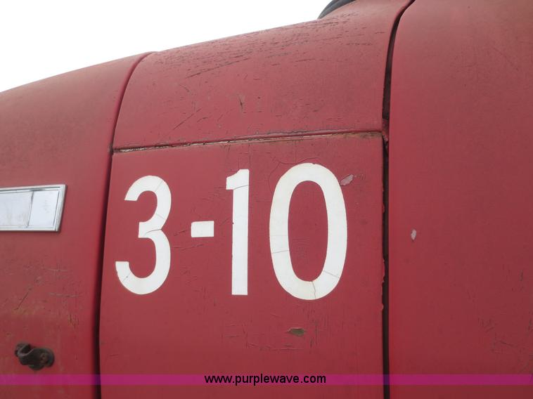 image for item F6639 1971 International 1910 oil distribution truck