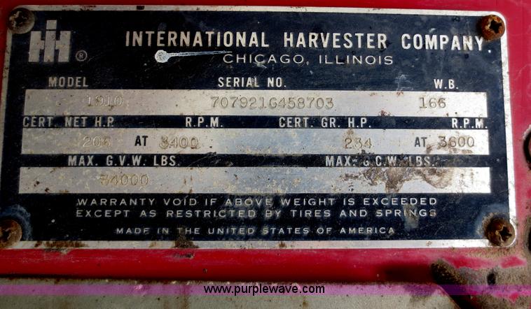 image for item F6639 1971 International 1910 oil distribution truck