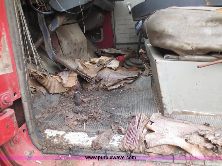 image for item F6639 1971 International 1910 oil distribution truck