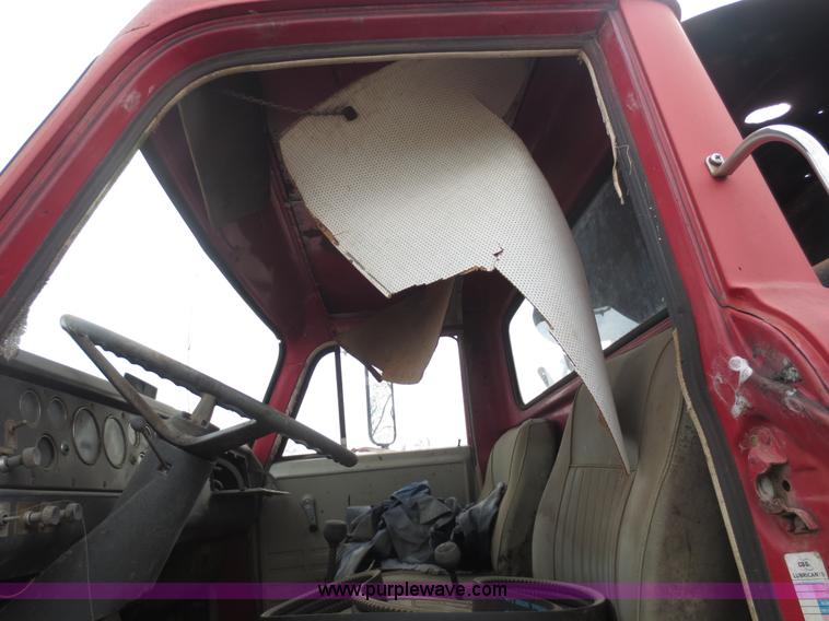 image for item F6639 1971 International 1910 oil distribution truck