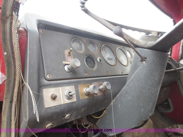 image for item F6639 1971 International 1910 oil distribution truck