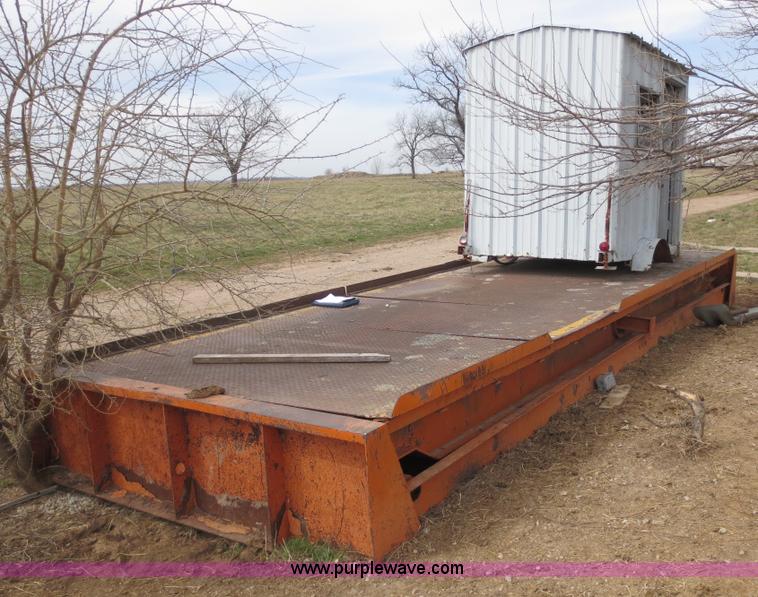 image for item F6640 Thurman platform scale