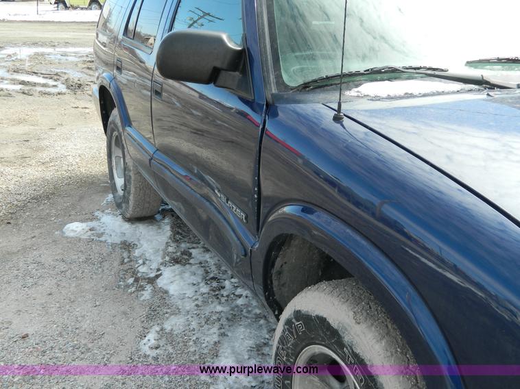 image for item G7781 2002 Chevrolet Blazer LS SUV