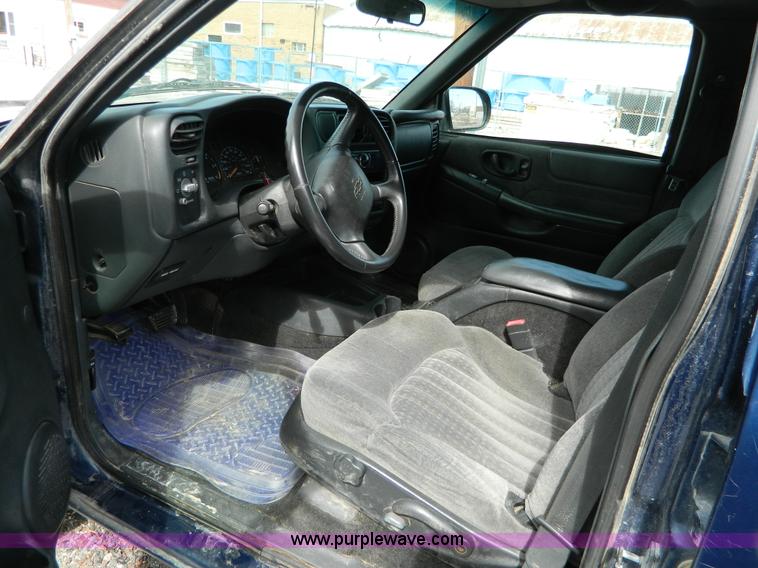 image for item G7781 2002 Chevrolet Blazer LS SUV