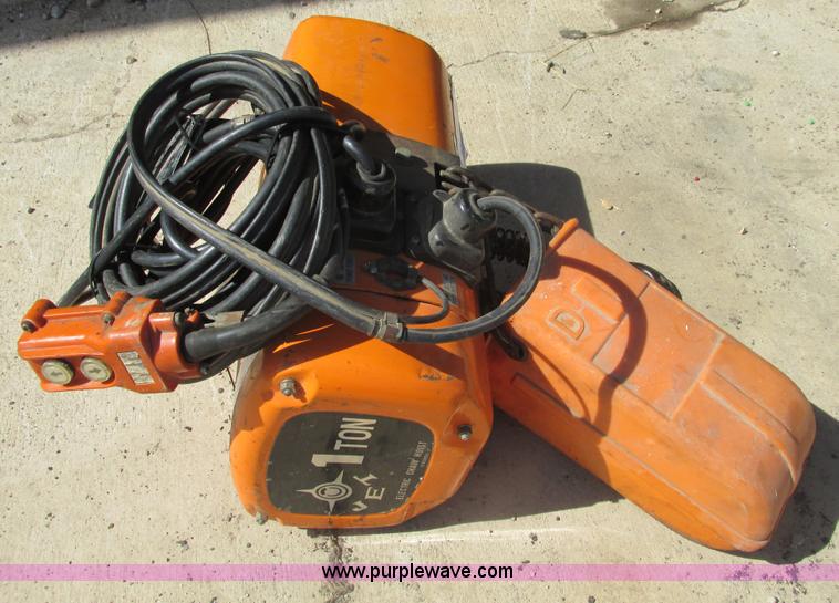 image for item X9796 Electric chain hoist