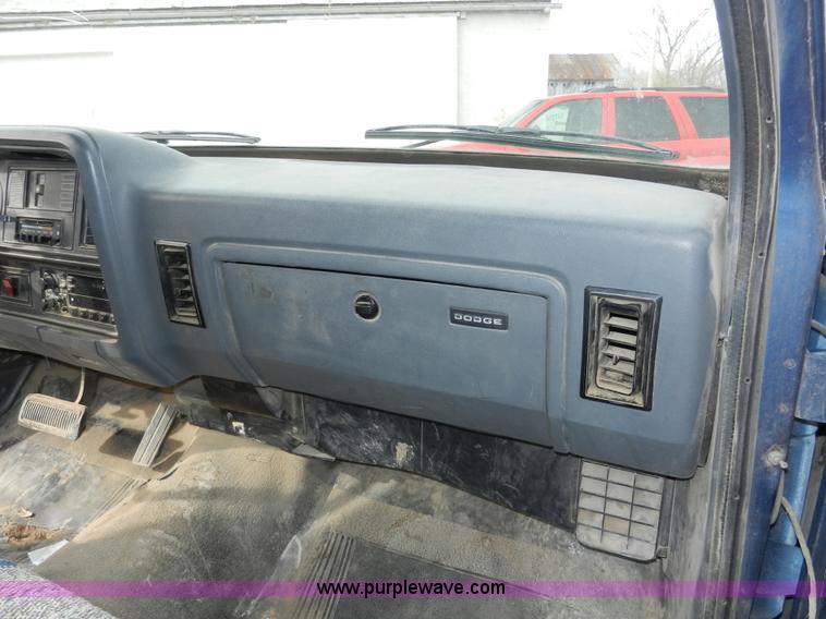 image for item A3919 1992 Dodge Ram D150 pickup truck