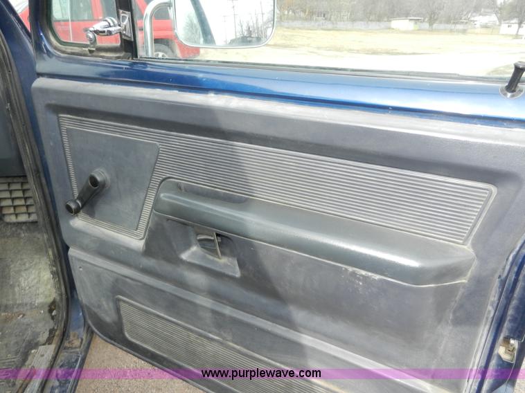 image for item A3919 1992 Dodge Ram D150 pickup truck