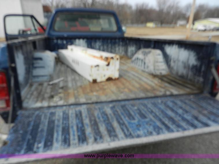 image for item A3919 1992 Dodge Ram D150 pickup truck