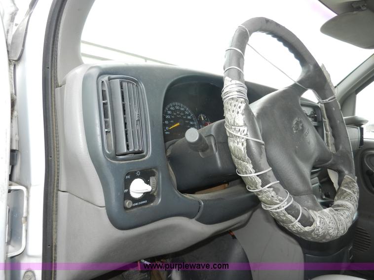 image for item A3952 1999 Chevrolet Express 3500 Cargo box truck