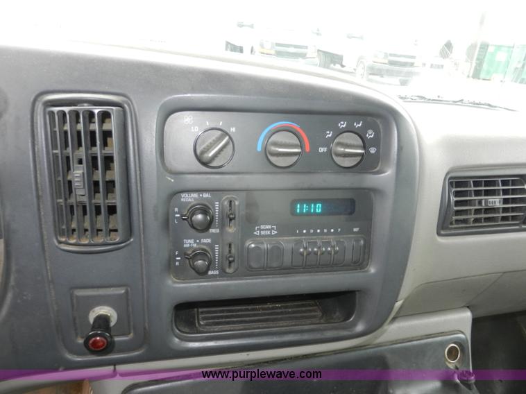 image for item A3952 1999 Chevrolet Express 3500 Cargo box truck