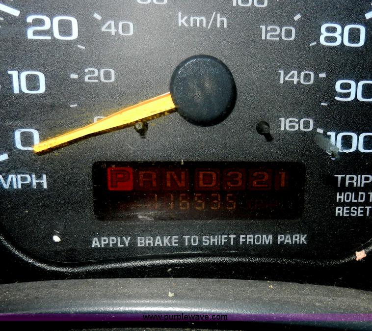 image for item A3952 1999 Chevrolet Express 3500 Cargo box truck