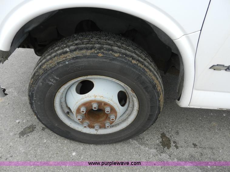 image for item A3952 1999 Chevrolet Express 3500 Cargo box truck