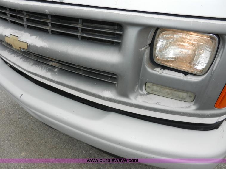 image for item A3952 1999 Chevrolet Express 3500 Cargo box truck
