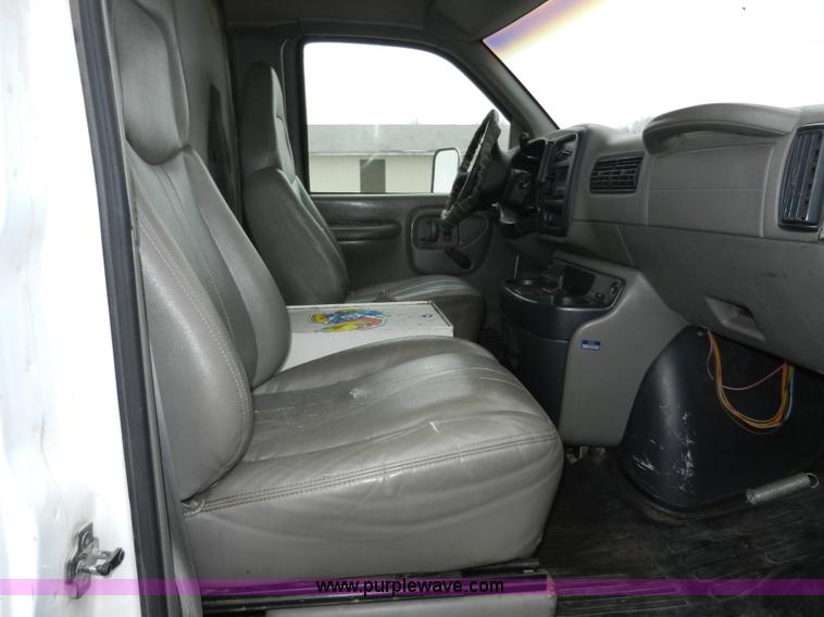 image for item A3952 1999 Chevrolet Express 3500 Cargo box truck