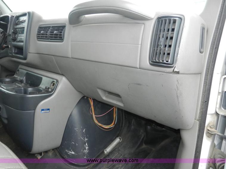 image for item A3952 1999 Chevrolet Express 3500 Cargo box truck
