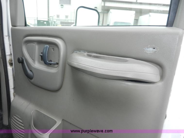 image for item A3952 1999 Chevrolet Express 3500 Cargo box truck