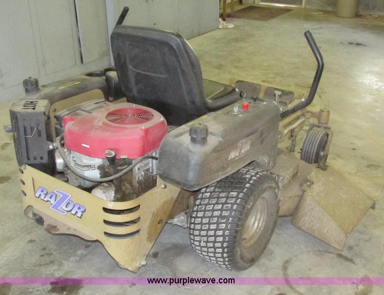 image for item AJ9243 2005 Land Pride Razor lawn mower