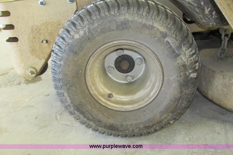 image for item AJ9243 2005 Land Pride Razor lawn mower