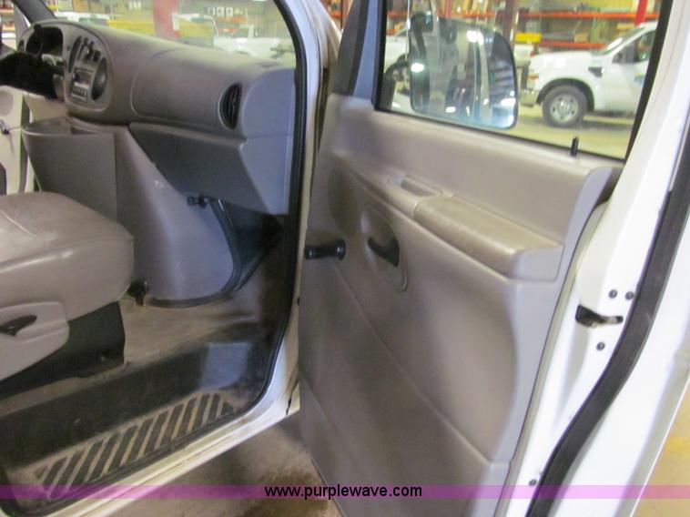 image for item D7231 1999 Ford Econoline E250 van