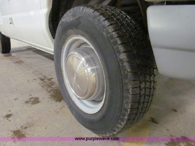 image for item D7231 1999 Ford Econoline E250 van