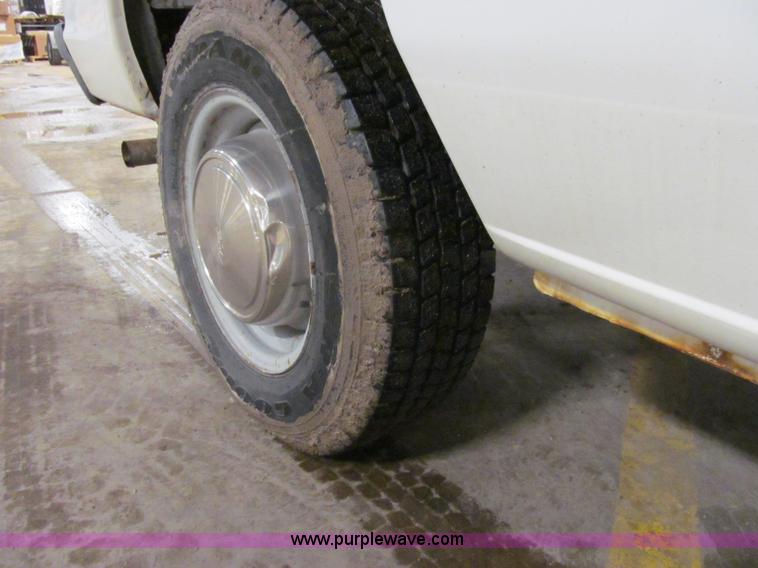 image for item D7231 1999 Ford Econoline E250 van