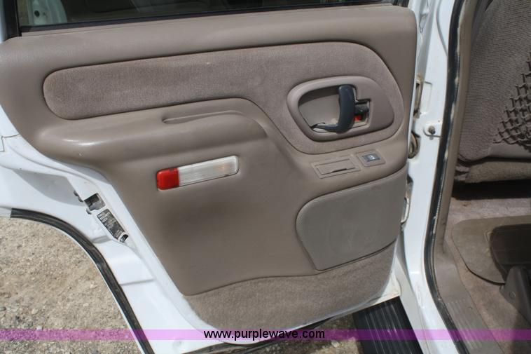 image for item E2921 1997 GMC Yukon SLE SUV
