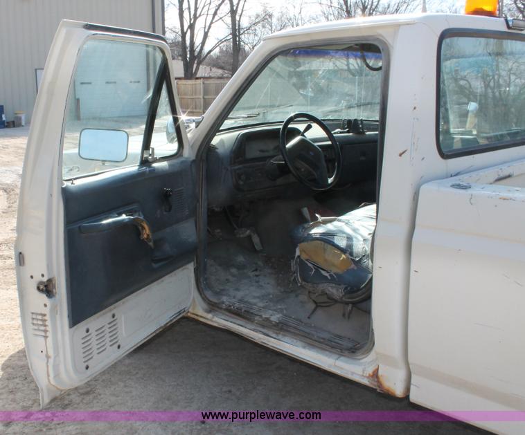 image for item E2966 1991 Ford F150 pickup truck