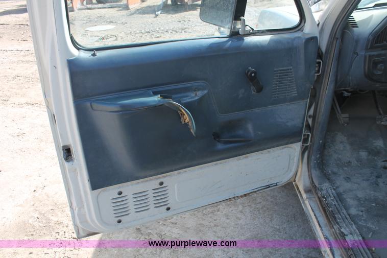 image for item E2966 1991 Ford F150 pickup truck