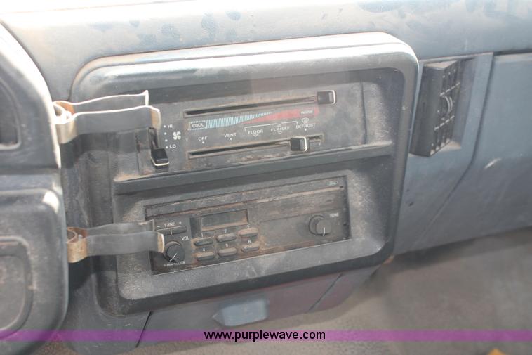 image for item E2966 1991 Ford F150 pickup truck