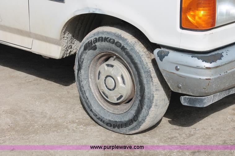 image for item E2966 1991 Ford F150 pickup truck