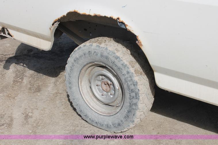 image for item E2966 1991 Ford F150 pickup truck