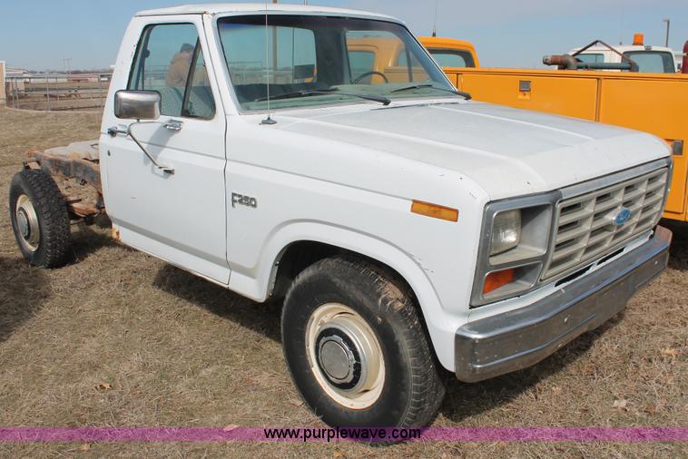 image for item E2968 1985 Ford F250 pickup truck