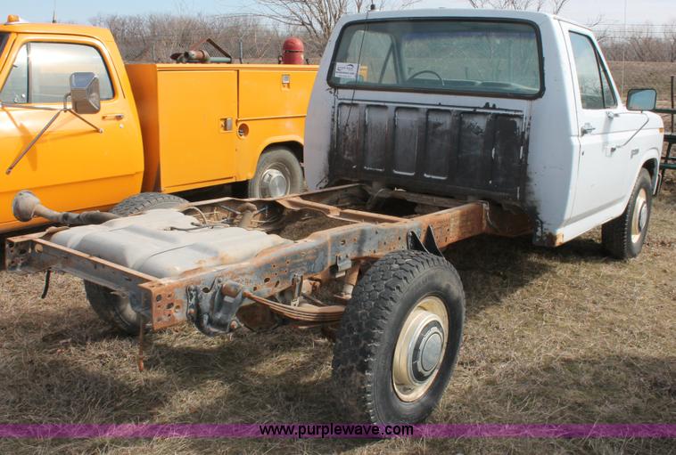 image for item E2968 1985 Ford F250 pickup truck
